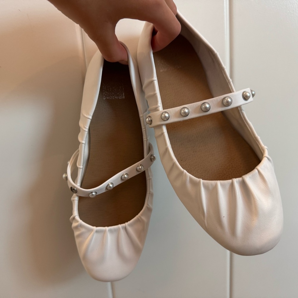 Girls White Dress Shoes (BROKEN SEE 3rd PIC) size 4